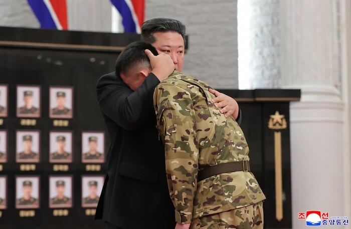【金正恩重奖援俄烈士，101位英烈事迹震撼曝光：用肉身挡无人机，拉响光荣弹殉国】
