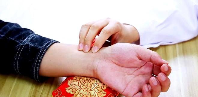 一对中年夫妻来找我看，说就是累。他老公初诊用三仁汤无效。后改为补肾，用右归