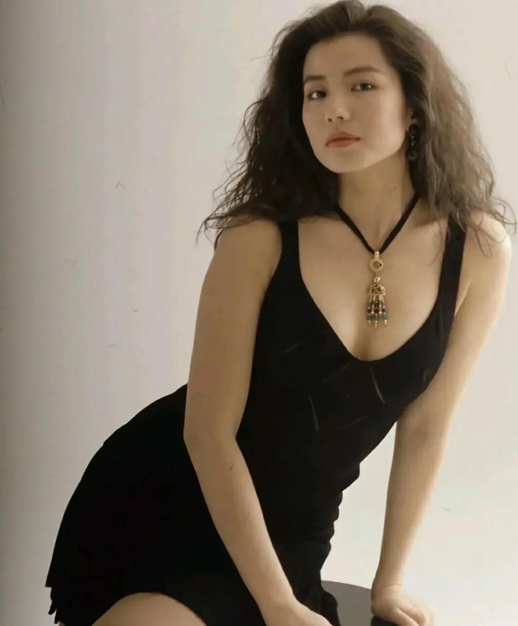 她明明长得很普通，却被很多人喜欢。只不过身材很好，凹凸有致性感迷人，无美颜无滤镜