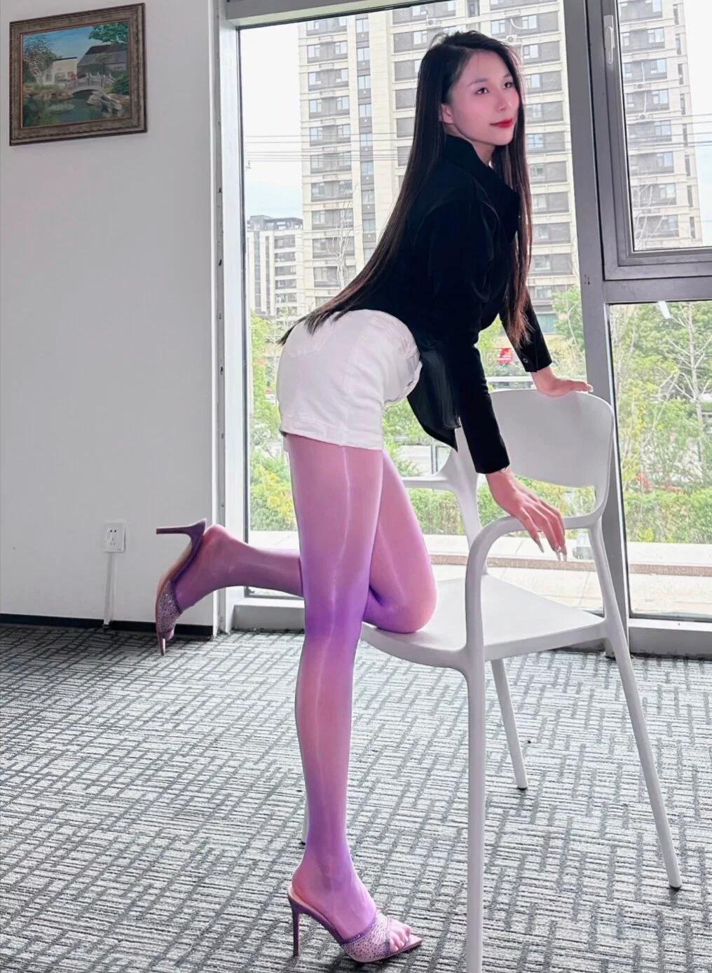 谁懂啊！粉紫丝袜的甜系暴击～软fufu的雾感色泽像把春日浪漫穿在腿上，黑上衣简