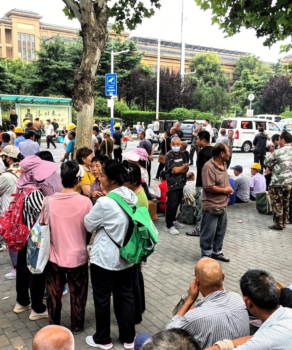 在劳务市场上早晨没有等到活却有意外收获。今天是9月7号，在劳务市场耗到快九点，