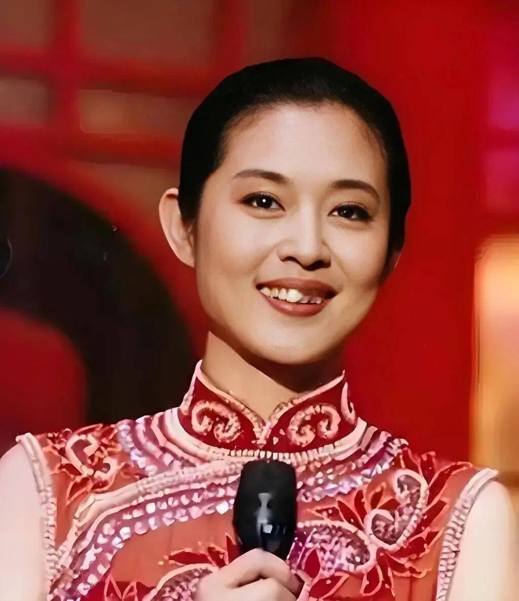 倪萍年轻时与现在的照片，年轻的时候确实漂亮，最主要是浑然天成，没有科技​​​，