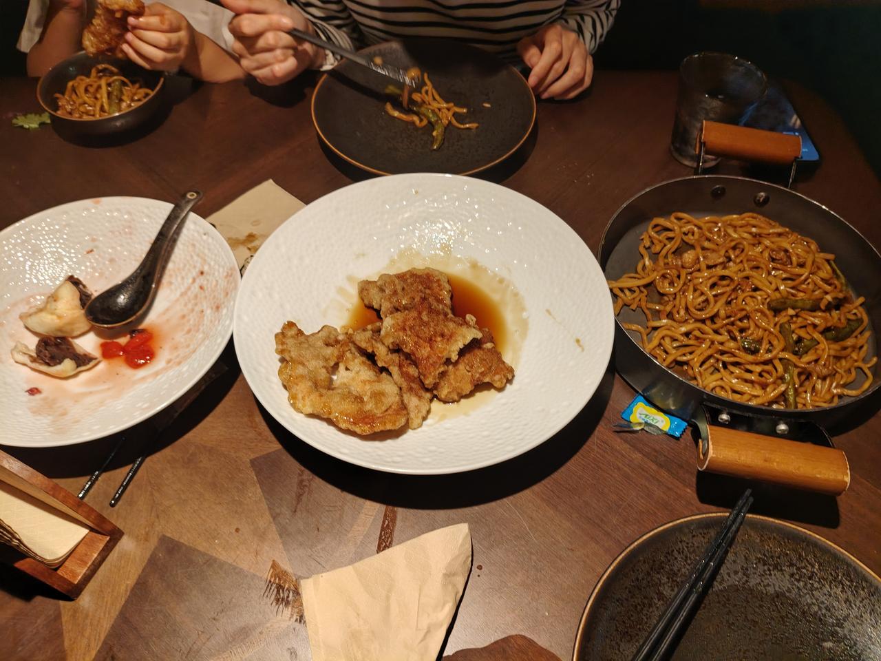溜达到西红门的荟聚商场，带孙女吃个东北菜吧。锅包肉，冷面，豆角焖面。哎！不吃