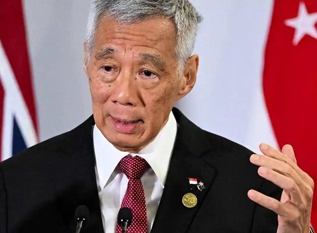 李显龙在日本授勋后，李显龙把侮辱勋章当荣幸，称新加坡不是华人社会，李显龙接受日本