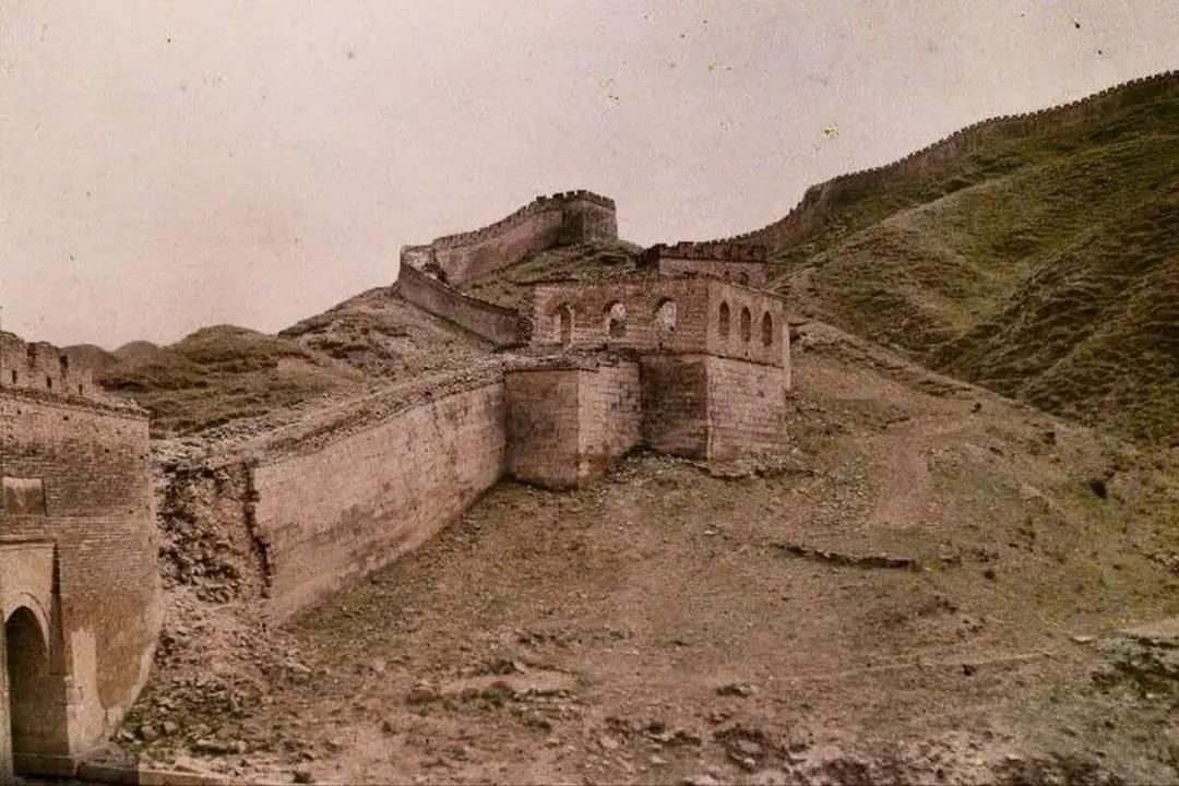 这是清朝末年的长城！为什么？那时候的山大部分都是光秃秃？无论是山还是道路