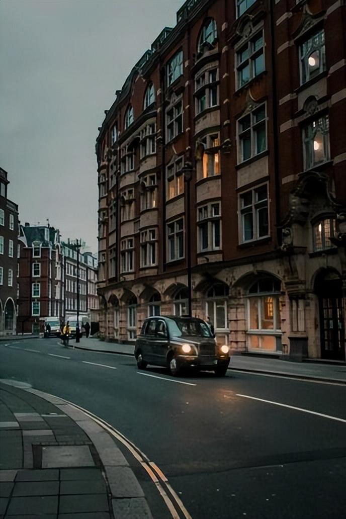 为什么宁愿绕圈不等红灯？英国人用2.5万个圆环，给世界上了一课去英国旅游过的