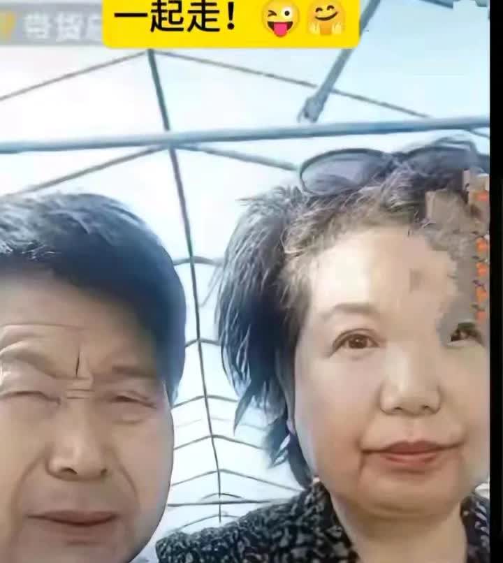 这是一张直播截屏，宽哥怎么又哭了，这次是真哭，不信你看下巴处还挂着泪珠，只见宽哥