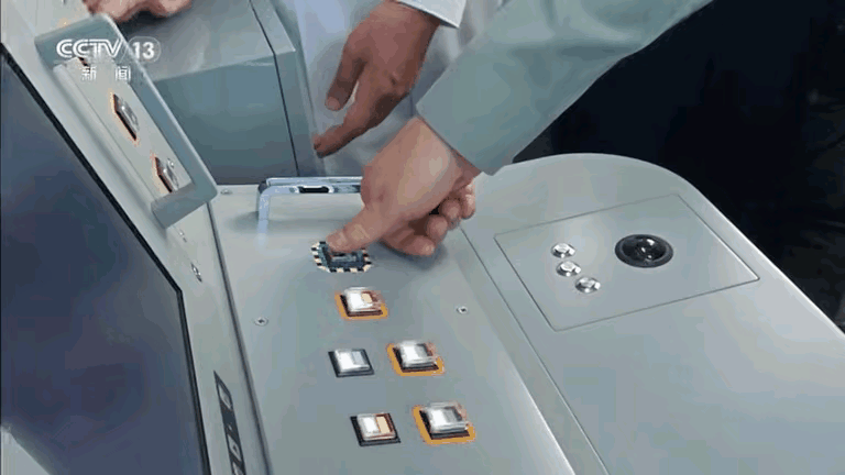 应该是全球第一次这么亮出电磁弹射过程，大大方方给大家看。按下按