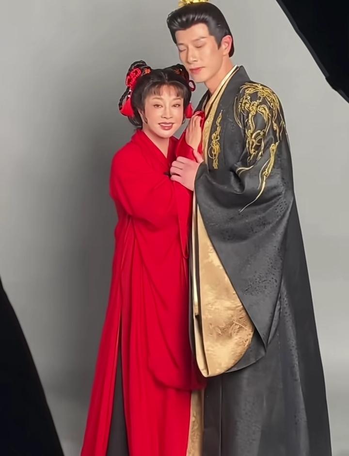 刘晓庆新剧中再度挑战18岁少女角色，梳着少女发髻，这状态确实能打，身姿挺拔、眼神