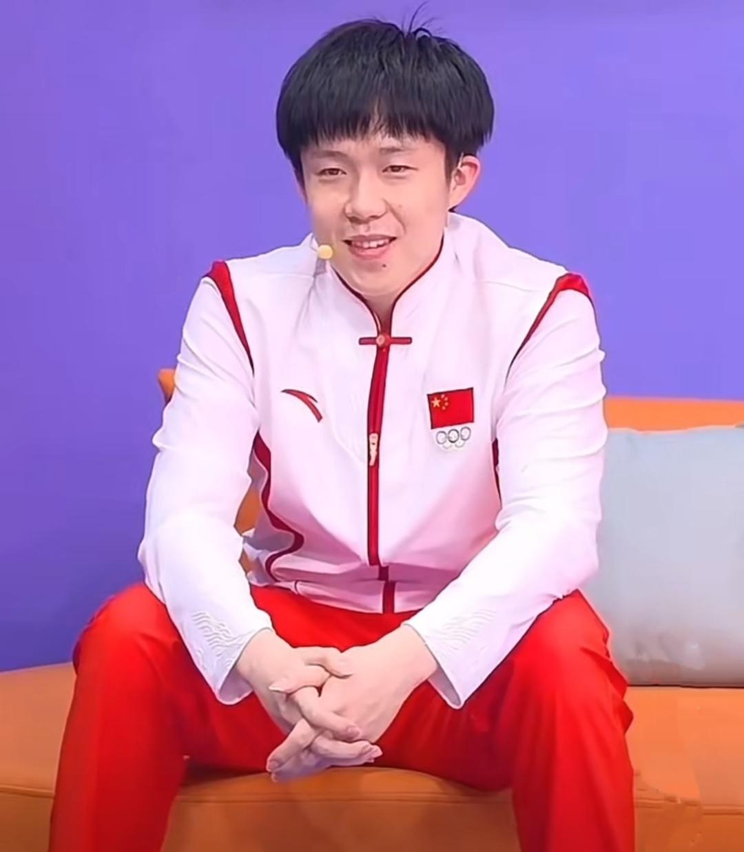 王楚钦的发型有自然型，有蘑菇型，有中分露额，有卷发，有锡纸烫等等。年轻的时候