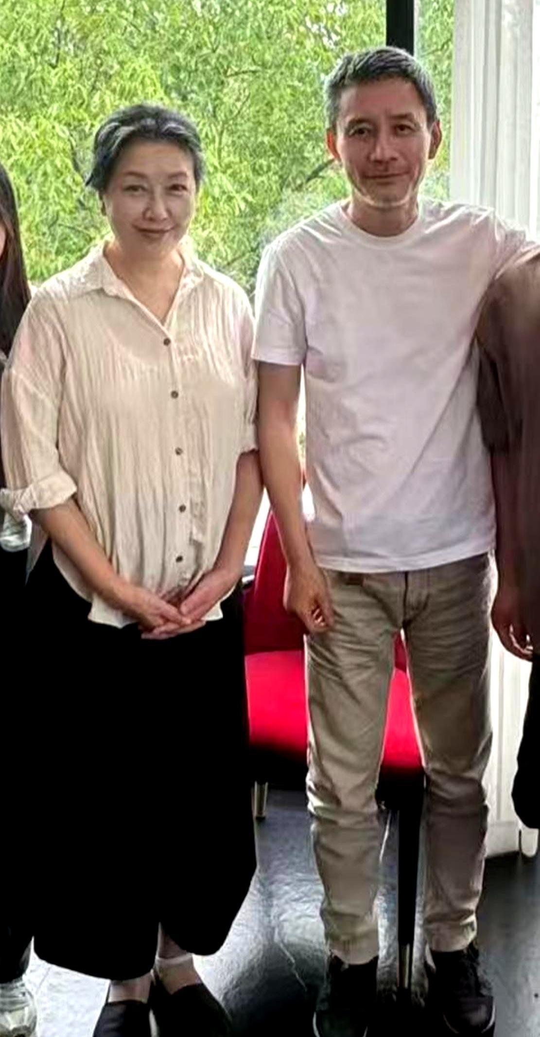 江珊与田小洁：岁月里的松弛浪漫这张江珊和田小洁的同框照，看得人心里软软的。