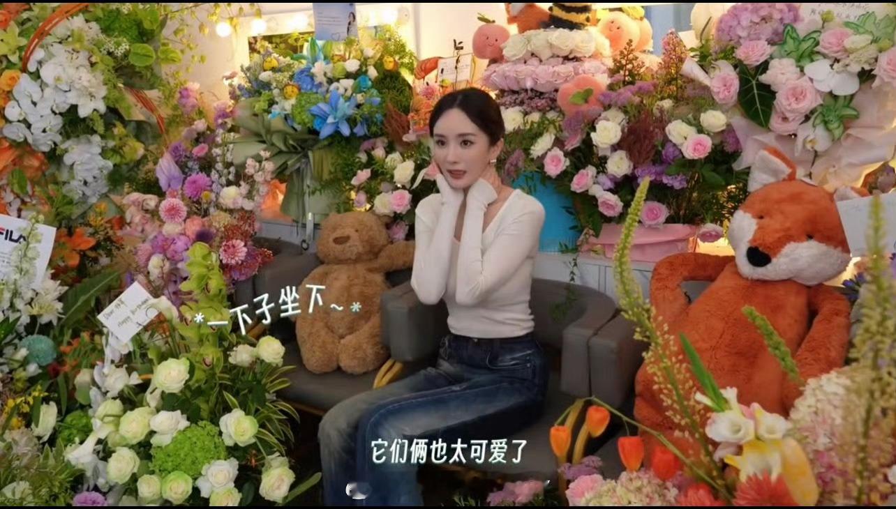 其实完全没有杨幂四十的实感杨幂谢谢大家参加我的四十大寿​​​