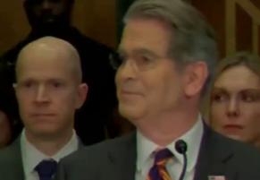 🔻美国议员加列戈：“您——除了担任财长外，还兼任美国国税局代理局长一职。所以你