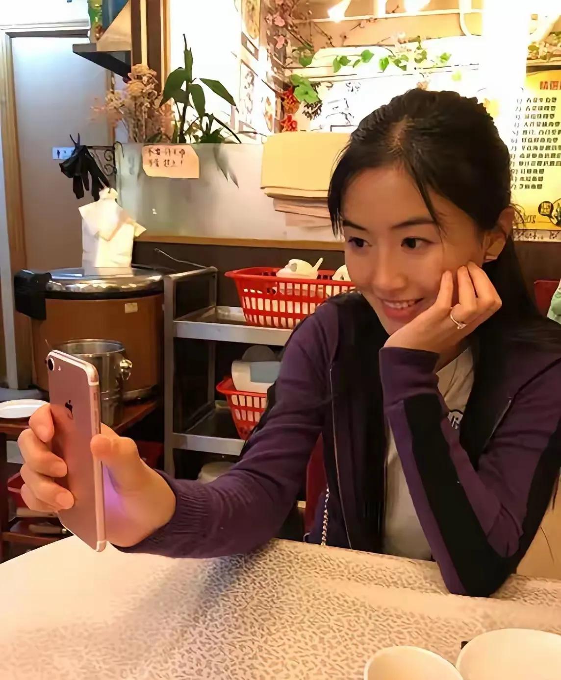 “自来熟”的女人要小心！回望翟欣欣的事情，几次得手，她的“业务精进”很快，都