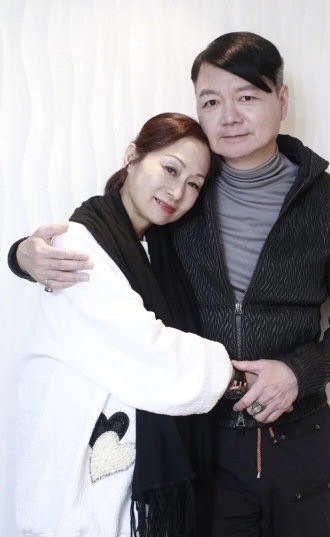 TVB老戏骨艾威的妻子因病离世，让人唏嘘。这对曾经在综艺里展现深厚感情的夫妻，最