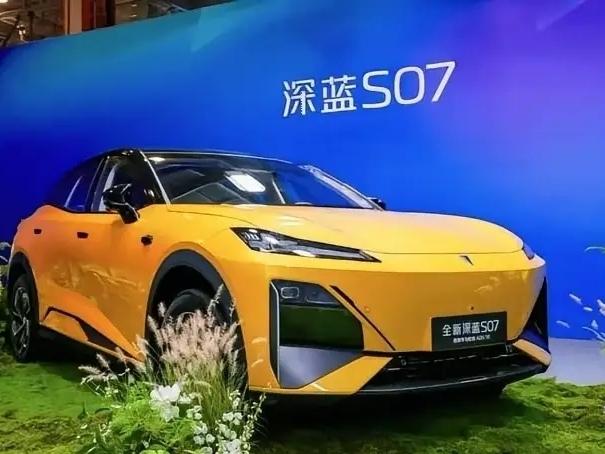 人往往就是这样，决定在瞬息万变中完成！纠结了半年，到底是买特斯拉还是买比亚迪？最