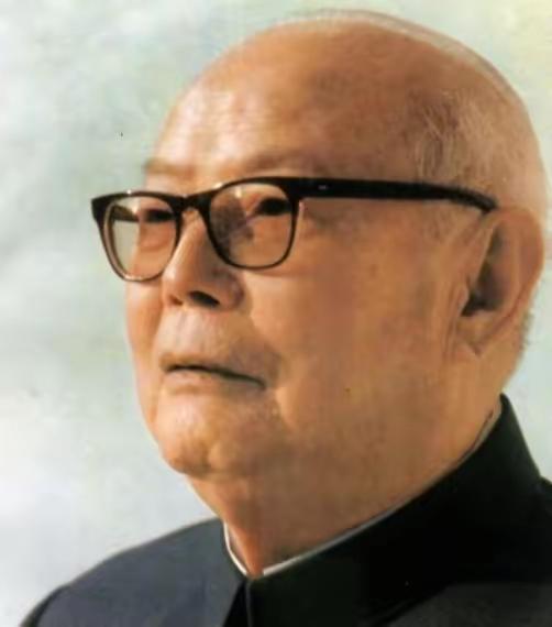 1976年9月底的一天半夜，叶剑英刚在西山落脚，电话铃响，秘书一接听，里面只有五