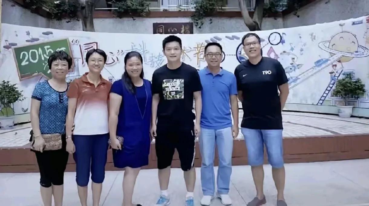 2015年，樊振东回母校看望老师，跟五位恩师的合影，一眼就认出了站在最左边的小学