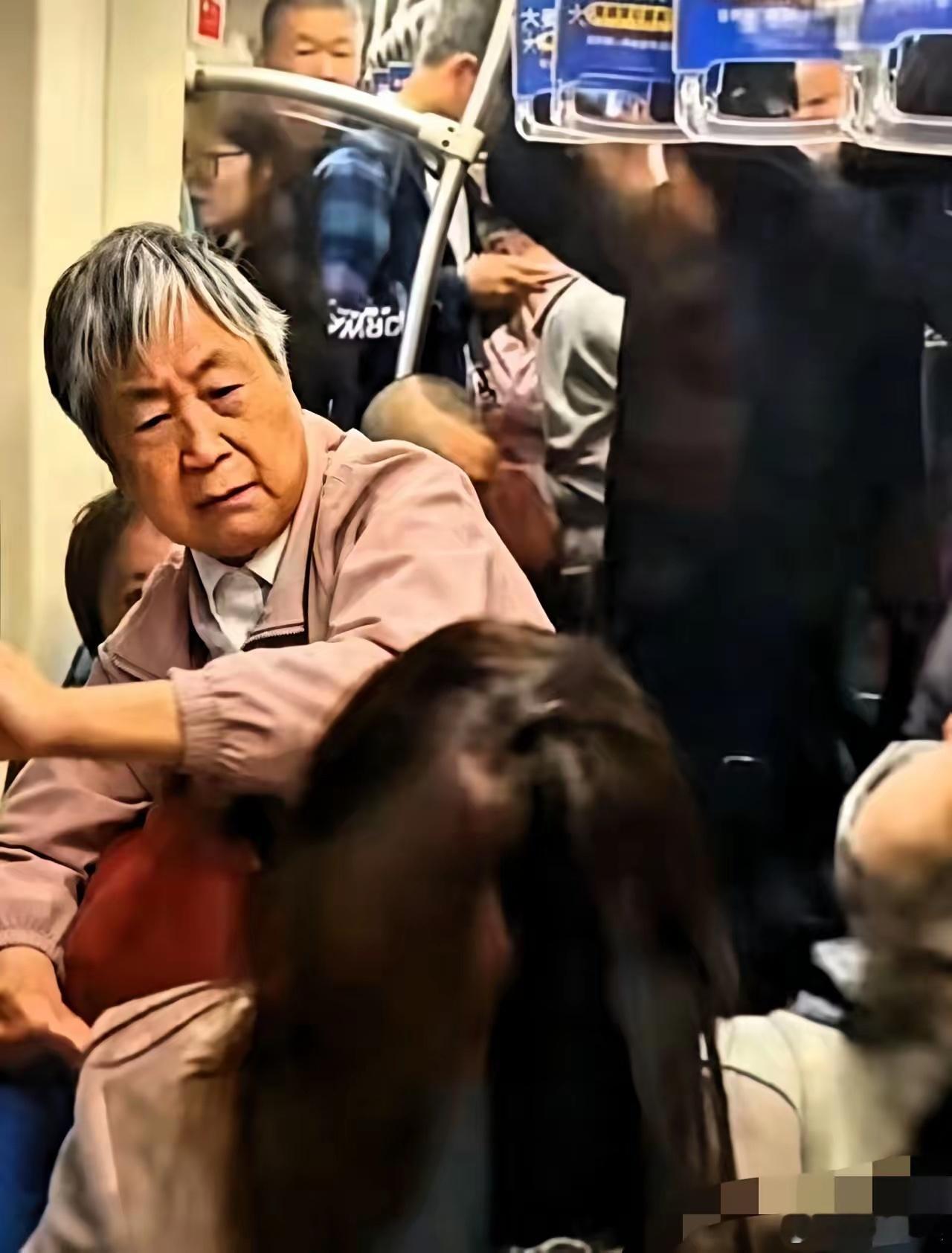 上海地铁那俩打人的大妈后续可太解气啦！这回她们算是踢到铁板，铁定得为自己的嚣张付