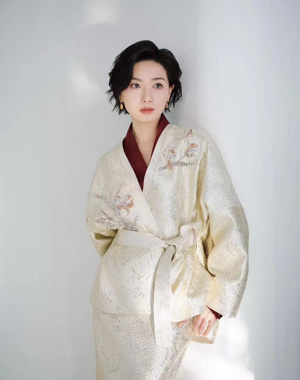 被万茜的气质惊艳到了，淡然又大气，越品越有味道