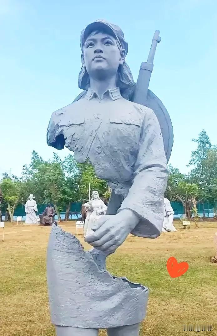 看到海口icon那个红军女战士的雕塑，真是把我给看愣了短裙、破肚子，胳膊还断