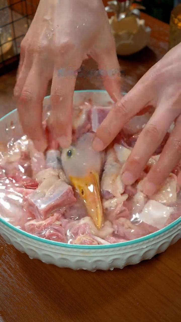 啤酒鸭。你以为做啤酒鸭就是用啤酒直接下锅煮吗？那你就搞错了。今天把我做鸭30年