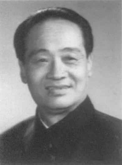 北京胡同里穷出来的娃娃，十岁拜师学艺，师父走得太早，又被托给另一位怪才老艺人接着