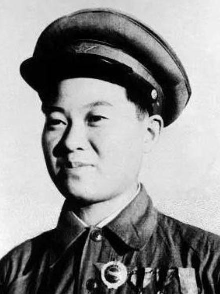 1950年，一名战士下身突然血流不止，医生刚要上前解开衣服查看伤势，却被他一把拦