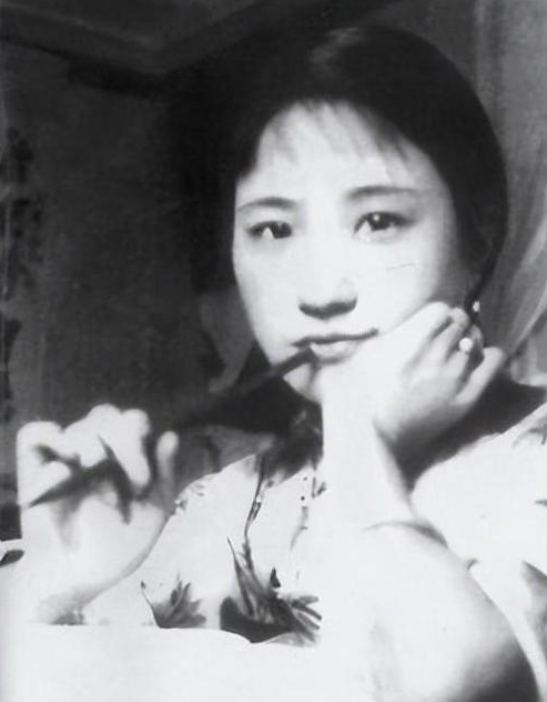 1961年，陆小曼穷得吃不起鸡蛋时，将唯一的貂皮大衣卖掉，买来几斤大闸蟹，请3个
