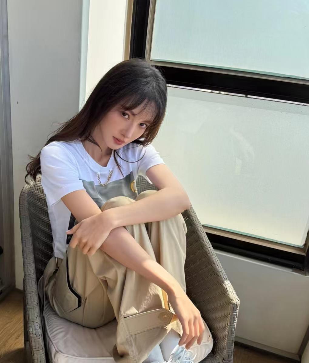 不愧是北舞出来的女星，金晨这腰简直绝了，一个字：妖。如果只是单纯地用“杨柳细腰