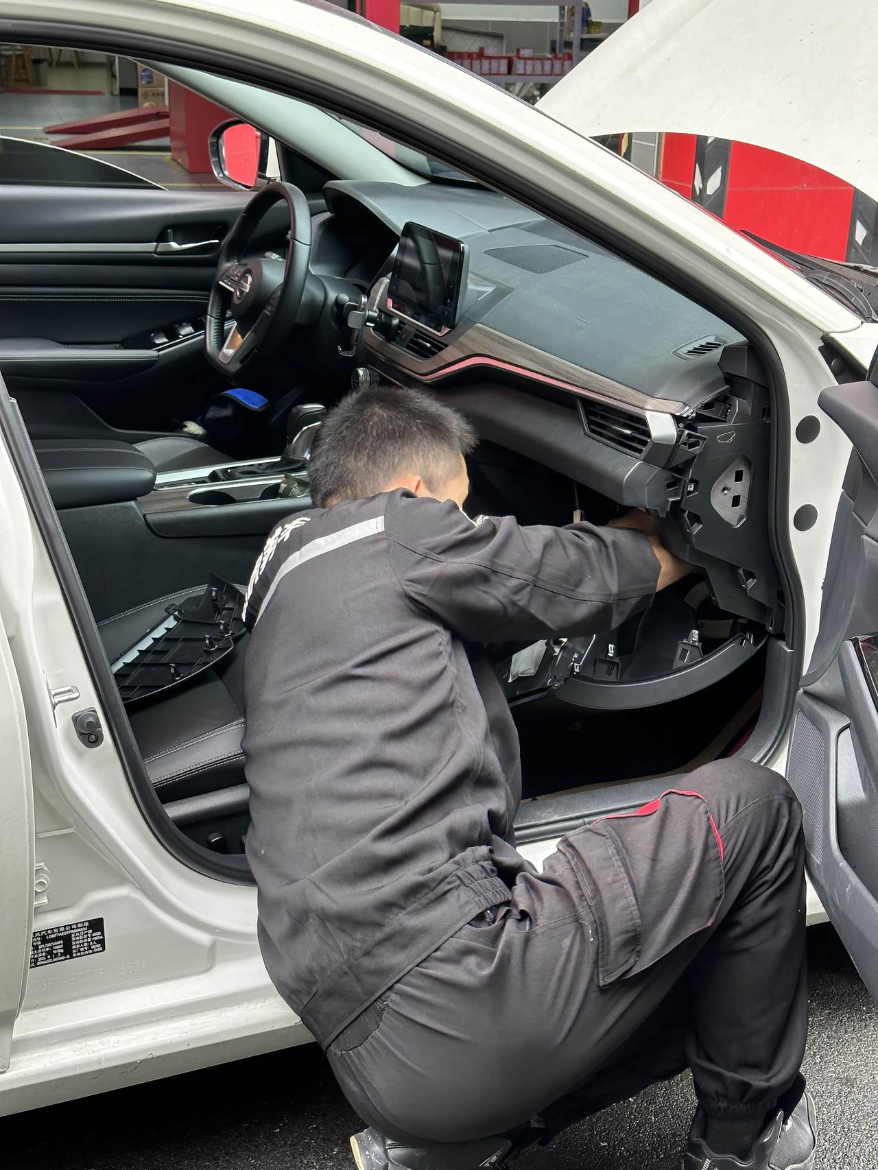 我上个月在路边快修店换了机油，看着挺利索，师傅说“老司机都这样”，可回来开两天总