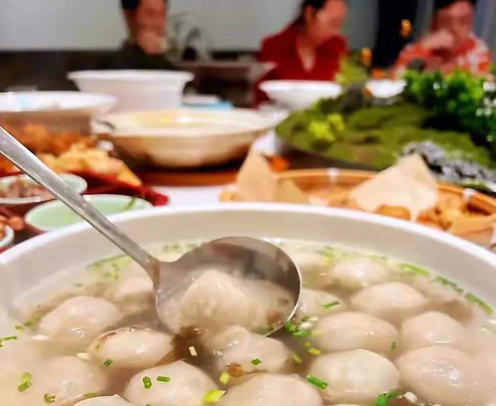 参加同学聚餐消费5800元，江西女子却拒绝AA，网友说没毛病，这事儿还挺有意思。