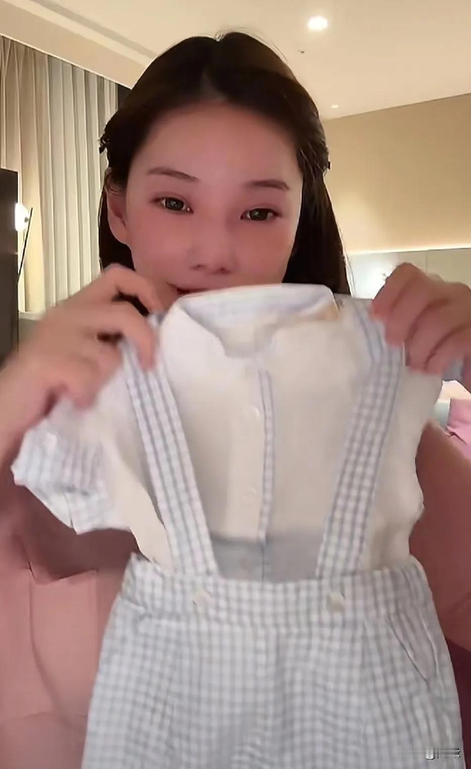 马筱梅说很想回北京!她给粉丝看汪小宝的新衣服，说回北京穿的衣服都准备好了，等出