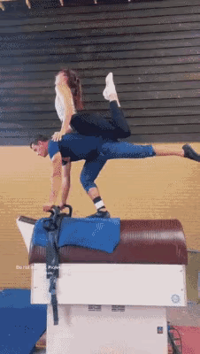 不懂就问，这个是杂技动作吗？好像我有看过，