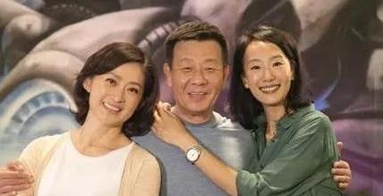 寇世勋娶了崔瑶琪后，生活极其幸福，可是后来他又爱上了健美小姐许黎丹，并把她带回家
