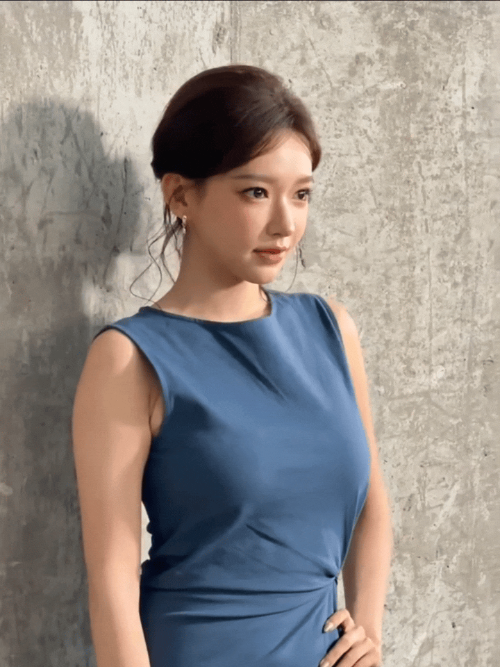 程潇的身材太好了，这样穿显得很成熟。她脸也好看，声音也好听，跳舞演戏都很专业，简