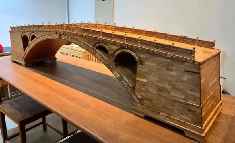 宋代石梁桥的桥面建造中，燕尾榫工艺堪称一项极具智慧的技术创造。石梁本身厚重庞大