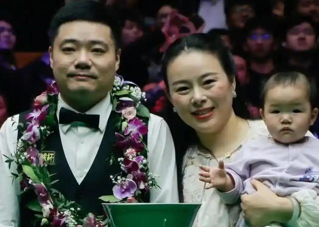 丁俊晖大6岁的妻子，真不简单。丁俊晖这小子，从小就爱台球，八岁时候在老爸的球房