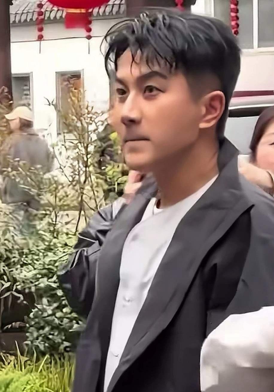 1.刘恺威和新女友看演唱会被拍了，他没打算瞒着，这个女友平时经常会去看望小糯米，
