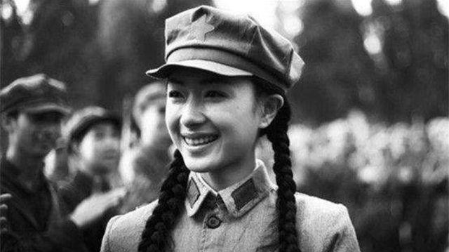 1939年，一位女八路被抓后，日军对她严刑拷打，眼看就要不行了。忽然，一名汉奸冲