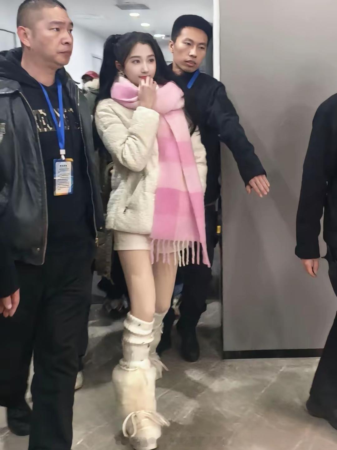 关晓彤怎么那么萌，她的私服都好会搭呀，把她的身材都完美展现出来了