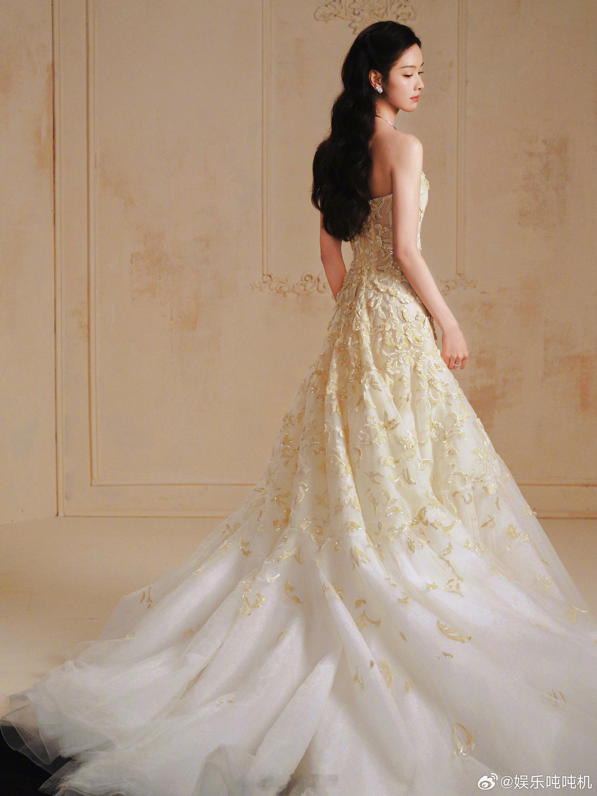 陈都灵童话公主陈都灵的童话公主造型太吸睛，精致裙摆摇曳间尽显优雅，灵动发饰点缀出