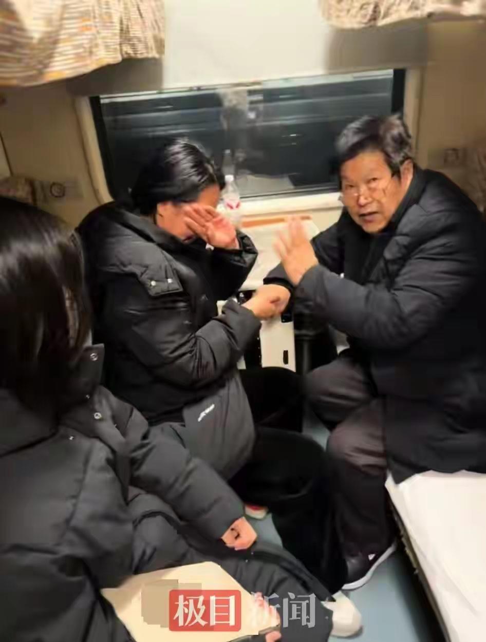 1月11日，一退休教师在火车上偶遇26年前的学生，并一口叫出学生姓名，让学生泪目