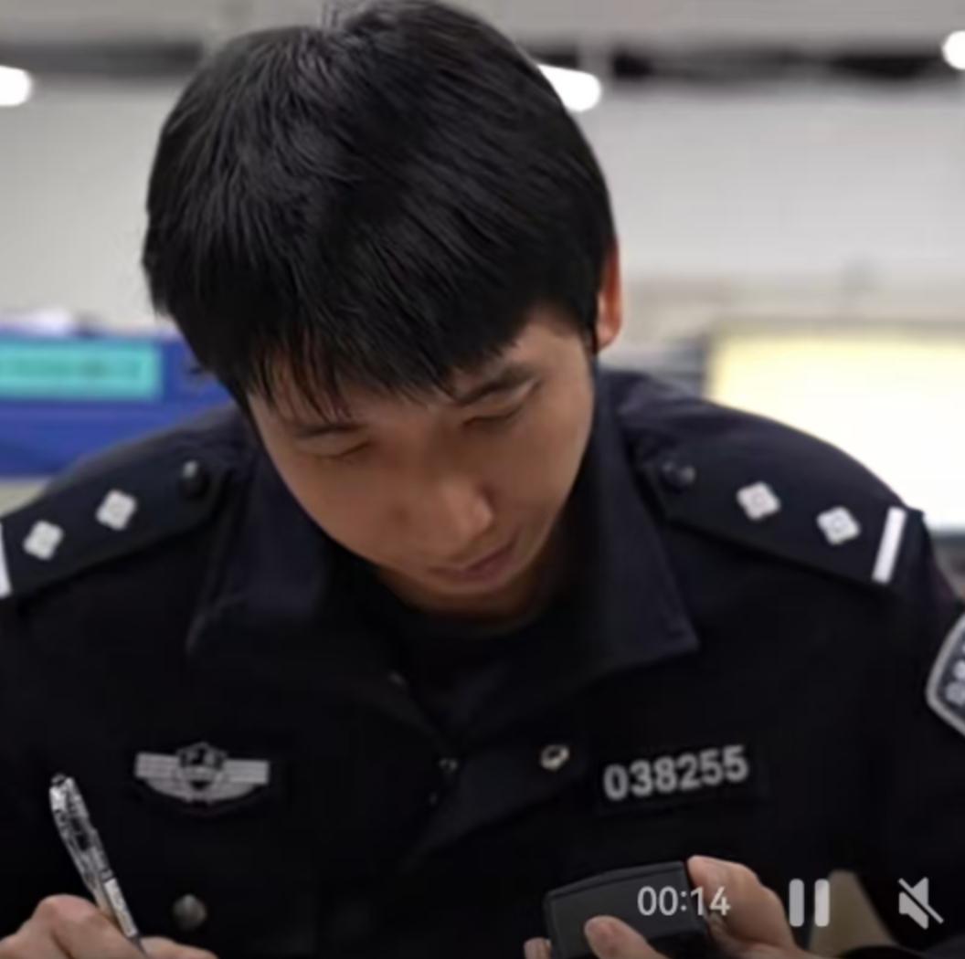 12月21日，广州番禺区街头发生的一幕让不少路人驻足——一名执勤民警在为外国游客