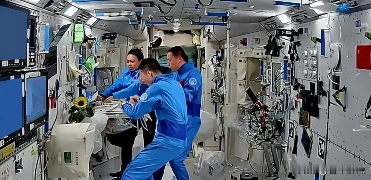 黎家盈在太空脸圆了，大家说她胖了，其实身体正在悄悄改写说明书。她上天14天，不