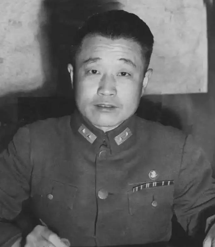 1948年冬，杜聿明的部队抓获7名解放军，他随后下令：就地击毙，副参谋长冒着生命