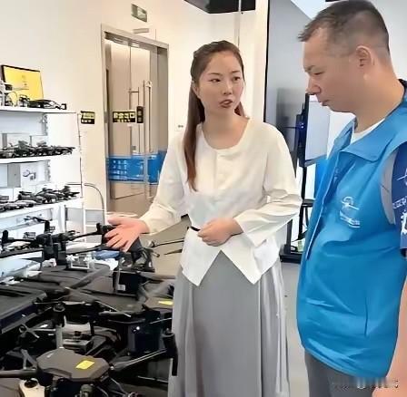 太有头脑了！2025年，武汉90后女生为了“赚大钱”，灵机一动选择去修无人机，这