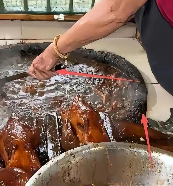 这一锅据说是四十年一直都在用的卤味老汤，看起来脏兮兮的，但是用这个高汤卤的鸡鸭鹅