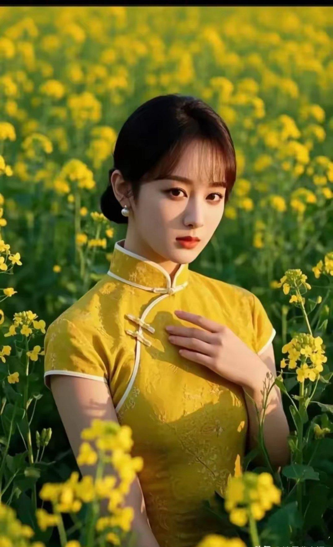 杨紫和唐艺昕黄旗袍油菜花田写真，超级好看，各有各的美。​​​