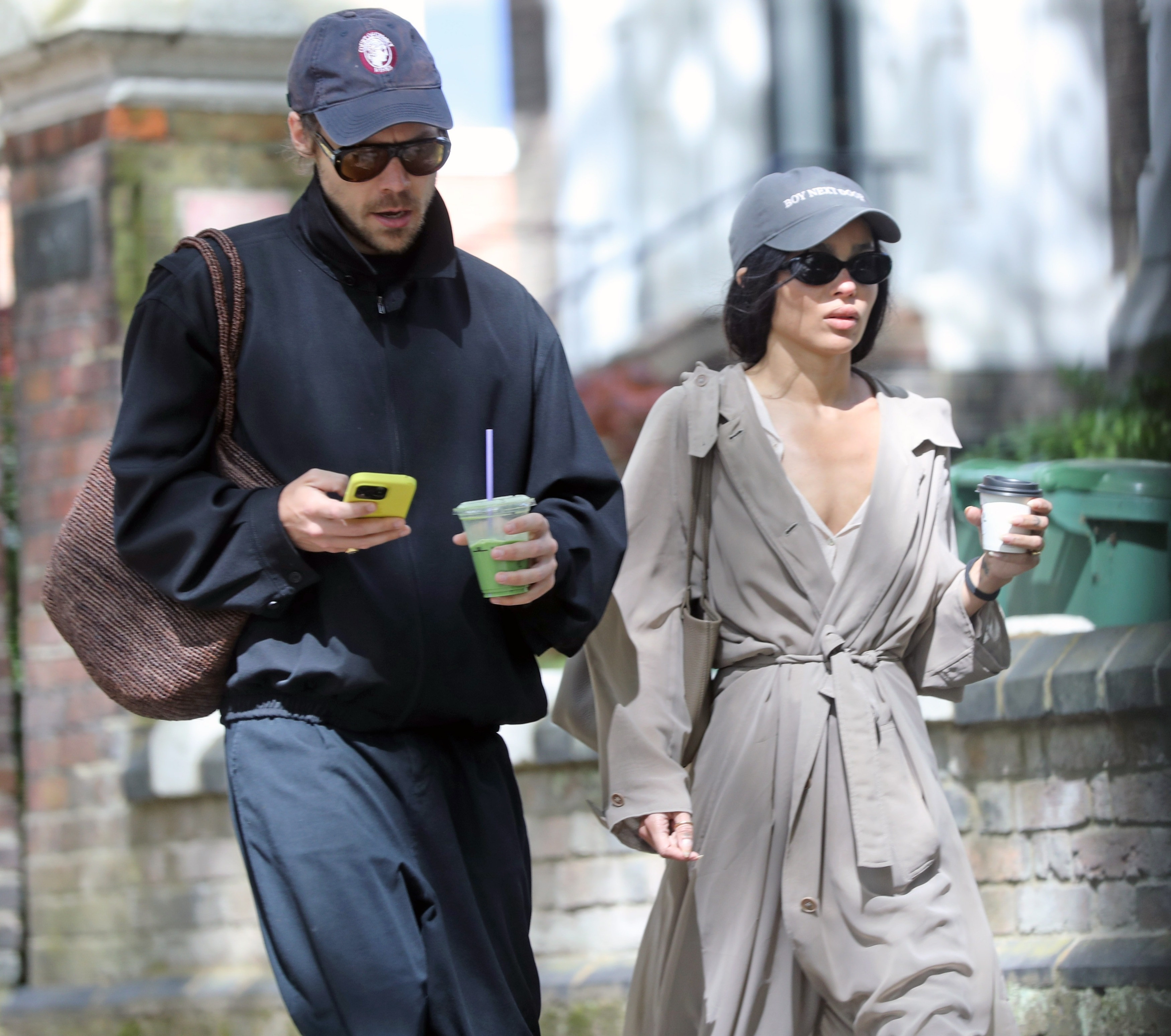 哈卷和猫女疑似订婚HarryStyles和ZoëKravitz疑似已